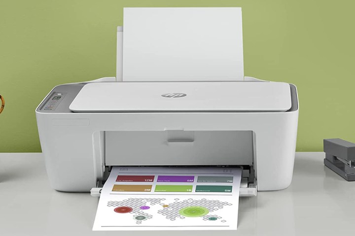 تصویر سبک زندگی پرینتر بی سیم HP DeskJet 2755e.