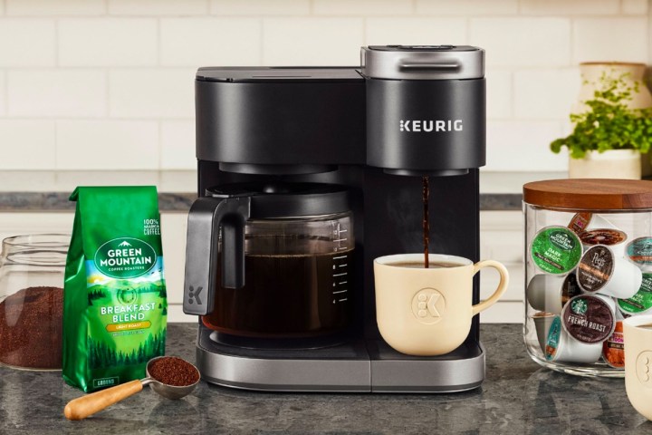 A cafeteira Keurig K-Duo fica em um balcão de cozinha.