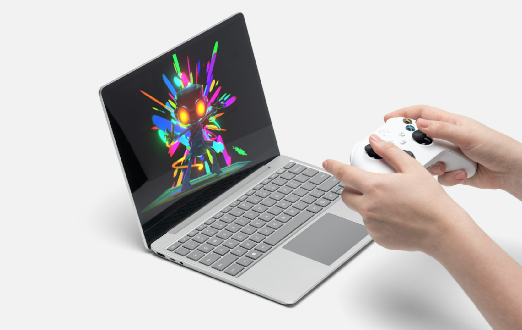 在 Surface Laptop Go 2 上玩游戏。