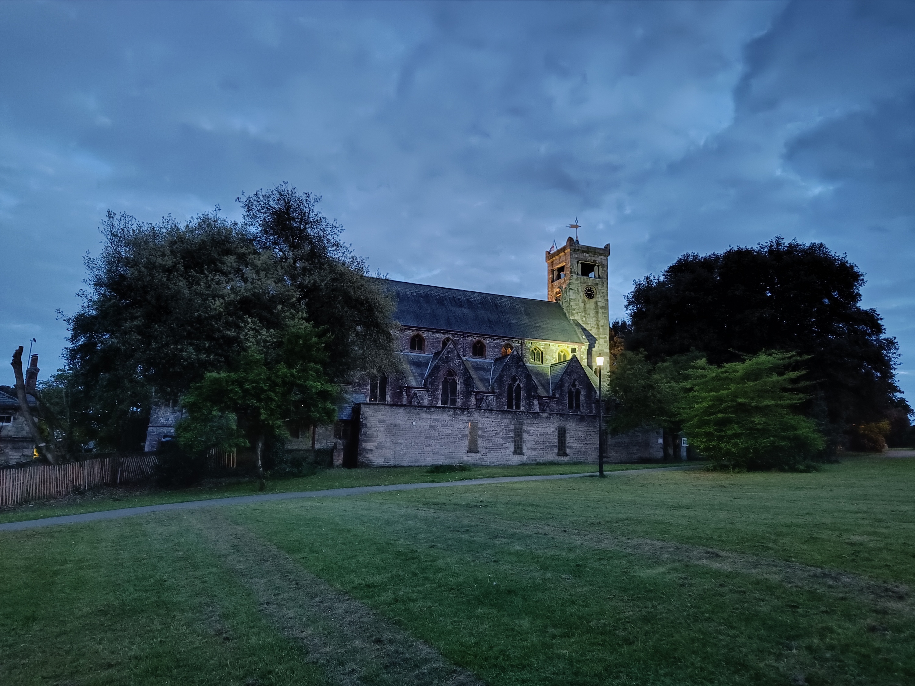 OnePlus Nord 2T Nightscape photo of a Church.