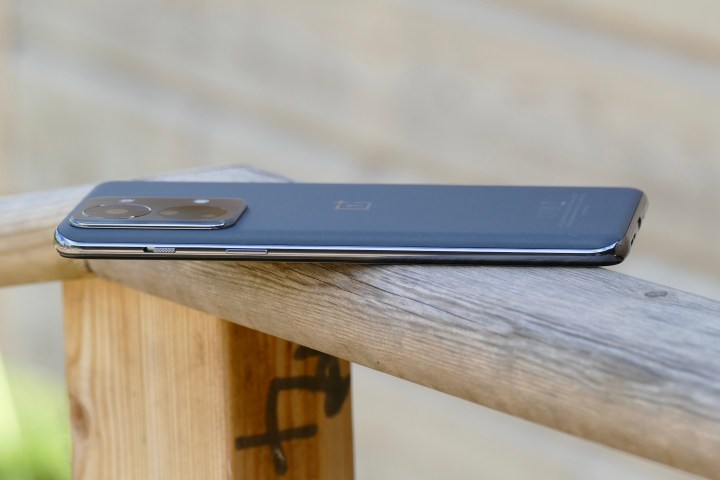 OnePlus Nord 2T visto di lato appoggiato su una panchina.