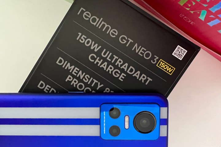 Realme GT Neo 3 con la sua scatola, che mostra le informazioni sul retro.