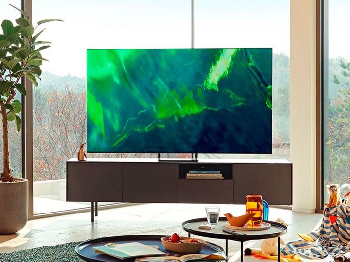 65-дюймовый смарт-телевизор Samsung QLED 4K в гостиной.