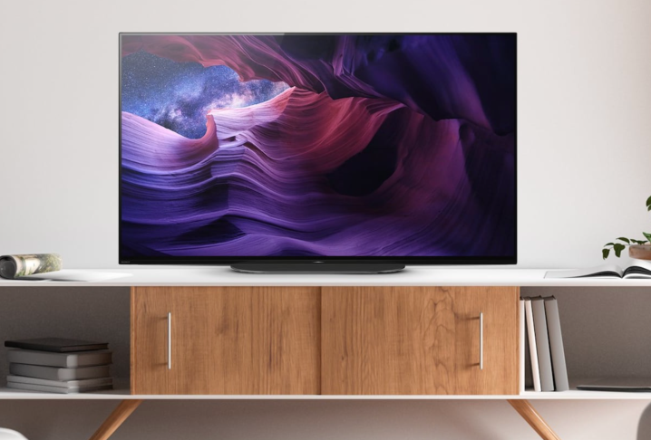 Sony A9S-Fernseher auf einem TV-Gerät in einem Wohnzimmer.