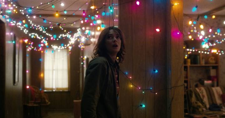 Winona Ryder circondata dalle luci di Natale in Stranger Things.
