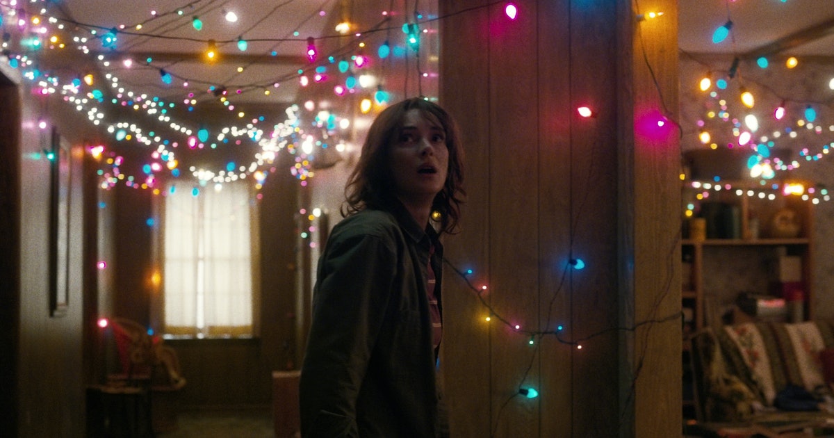Winona Ryder cercada por luzes de Natal em Stranger Things.