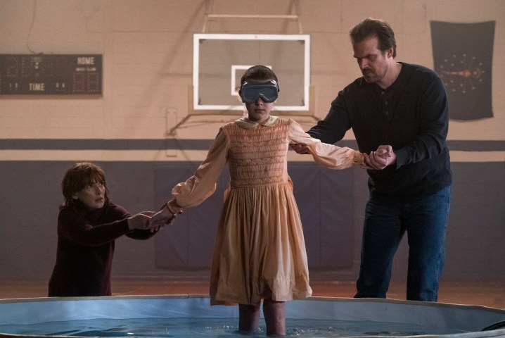 Winona Ryder, Millie Bobby Brown e David Harbour in una palestra in Stranger Things.