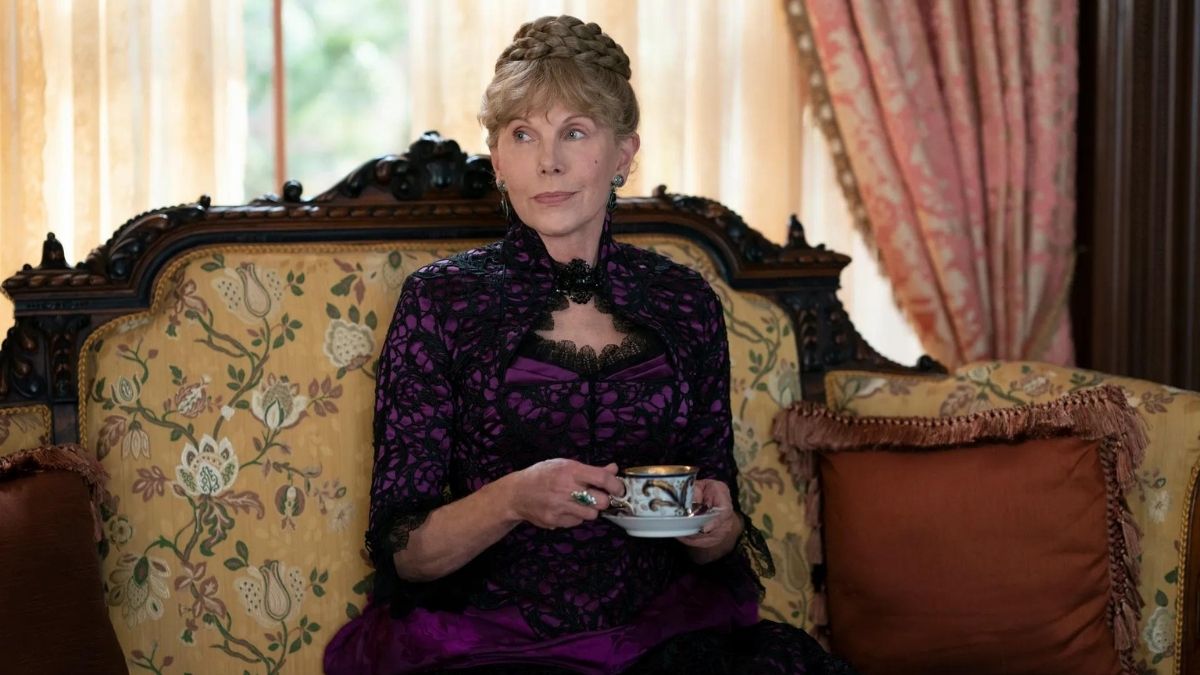 Agnes Van Rhjin bebendo chá em The Gilded Age.