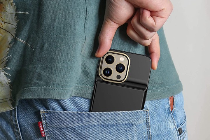 La custodia con batteria ZeroLemon per iPhone 13 si inserisce nella tasca posteriore.