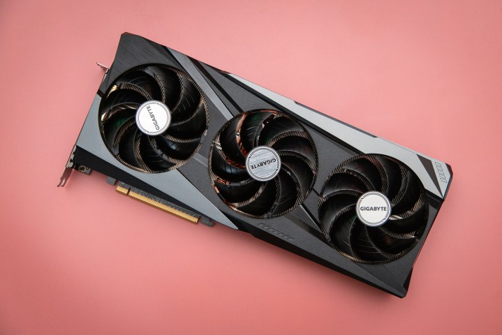 Placa gráfica AMD RX 6950 XT em fundo rosa.