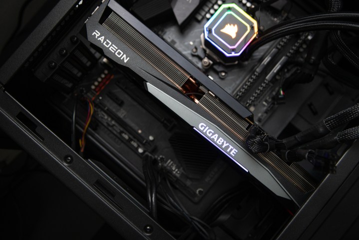 AMD RX 6950 XT روی کامپیوتر نصب شده است.