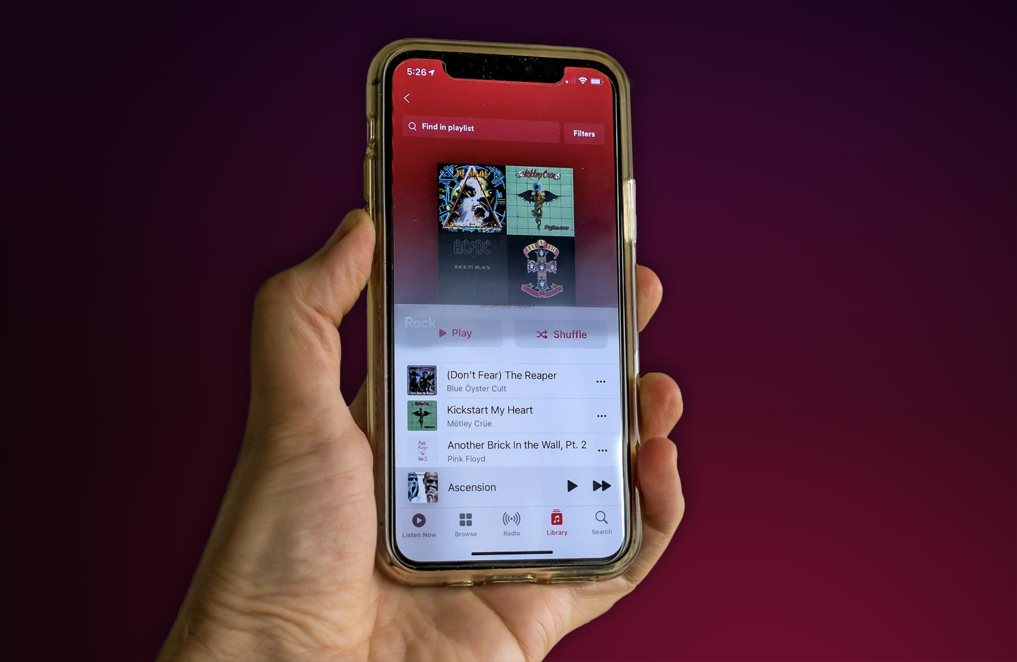 Eine Person hält ein iPhone 11 mit geöffneter Apple Music App.