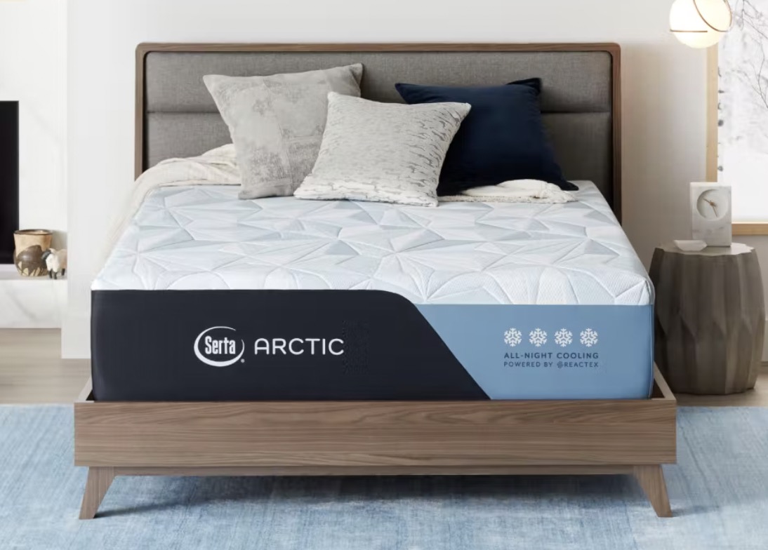 Um colchão Serta Arctic sobre uma estrutura de cama de madeira.