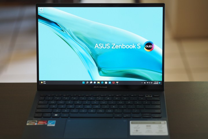 Asus Zenbook S 13 OLED UM5302 vista frontale che mostra il display.
