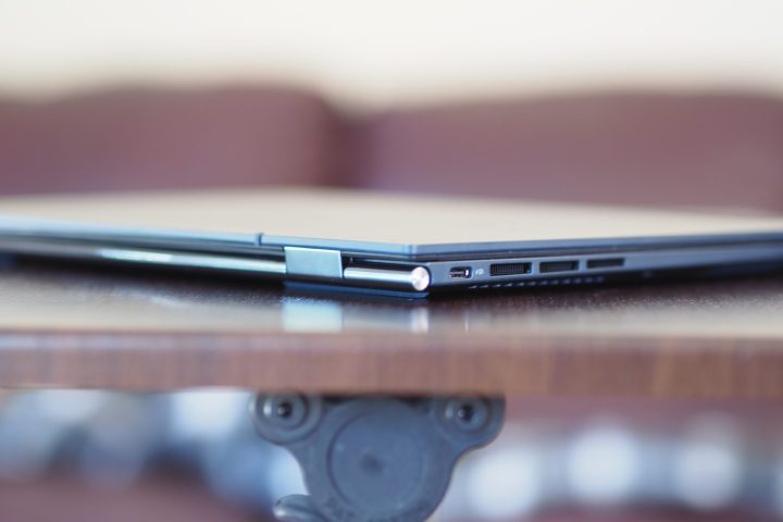 Asus ZenBook S 13 OLED UM5302 vista laterale sinistra angolata che mostra la porta e le prese d'aria.