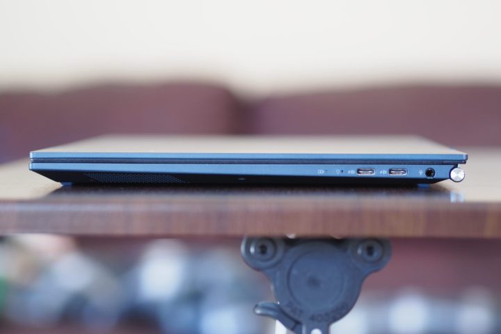 Asus ZenBook S 13 OLED UM5302 vista laterale destra che mostra le porte.