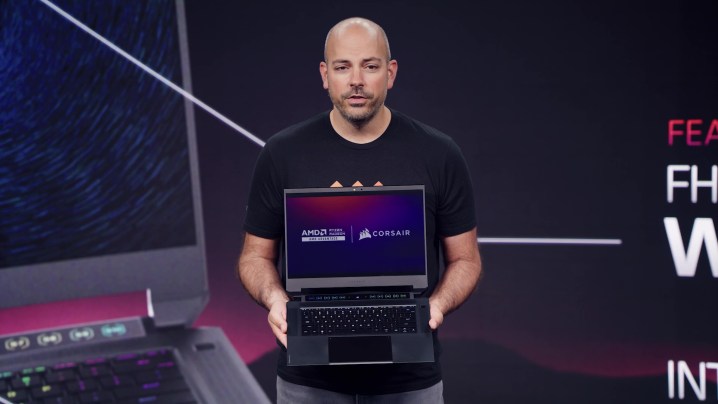 Frank Azor de AMD presentando la computadora portátil Corsair Voyager.