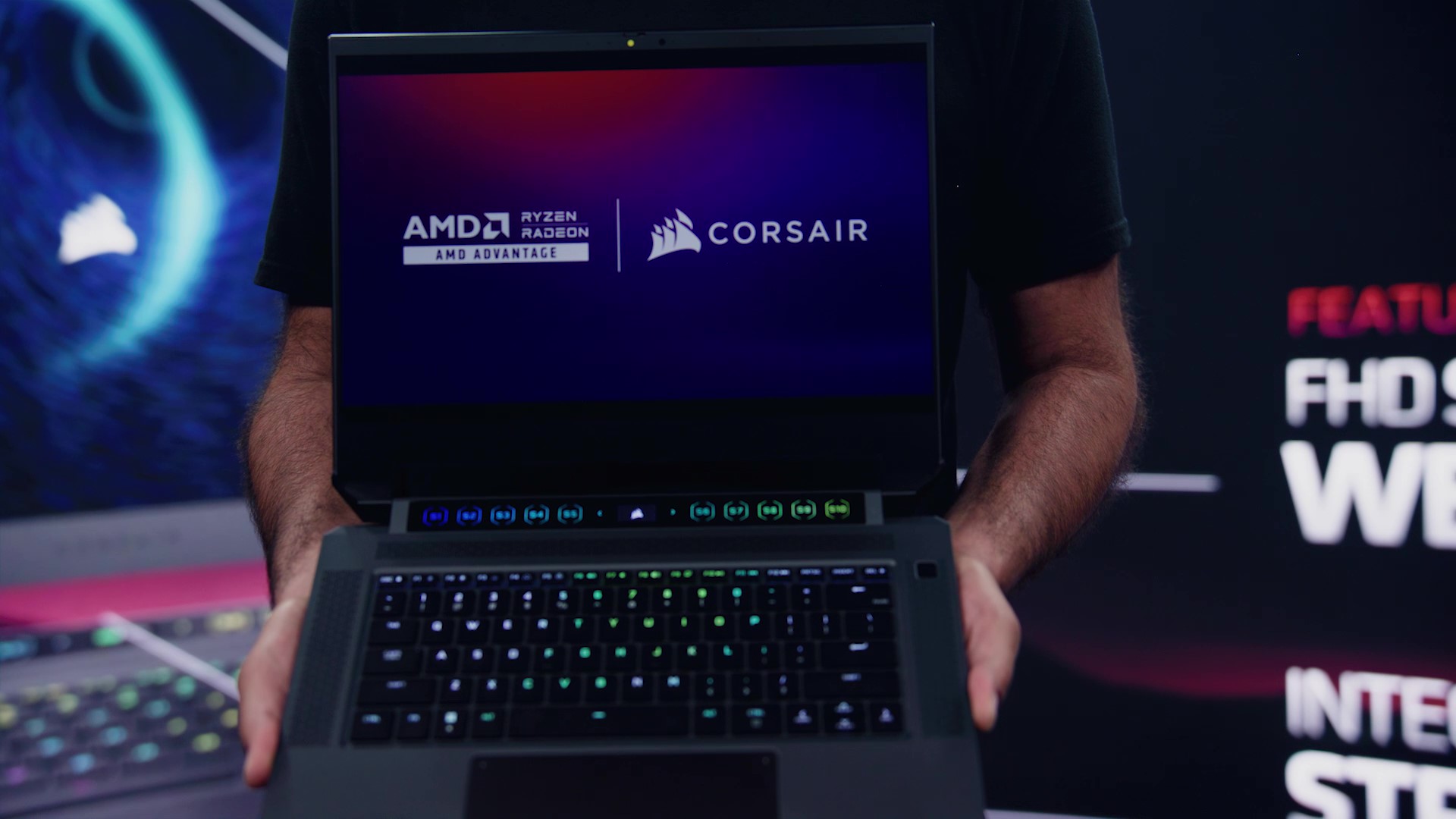 Um close-up do laptop para jogos Corsair Voyager.