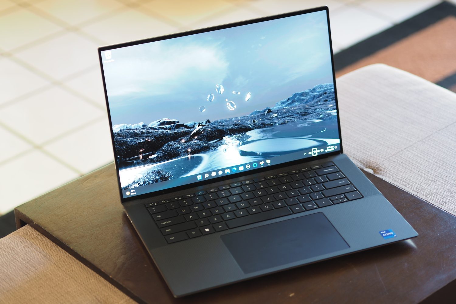 Dell XPS 15 9520 का सामने का दृश्य डिस्प्ले और कीबोर्ड डेक दिखा रहा है।