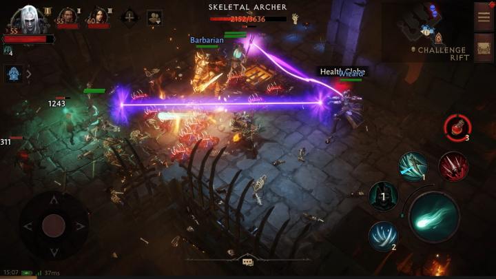 Les joueurs combattent Diablo Immortalis avec des ennemis.