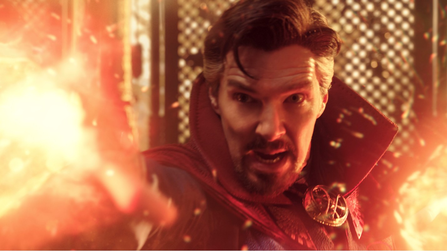 Benedict Cumberbatch lança um feitiço como Doutor Estranho em uma cena do filme da Marvel.