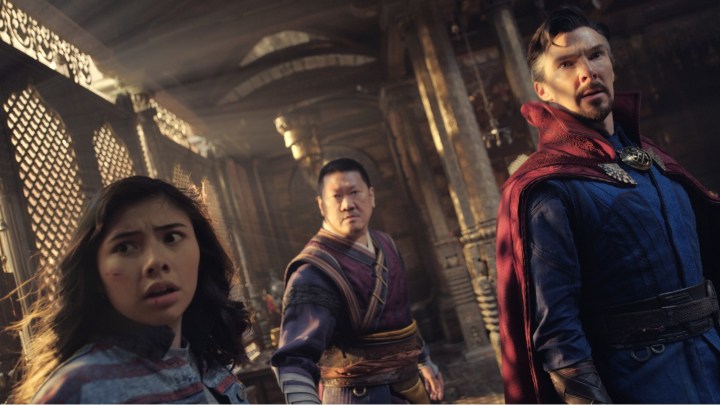 Xochitl Gomez, Benedict Wong y Benedict Cumberbatch miran a la cámara en una escena de Doctor Strange in the Multiverse of Madness.