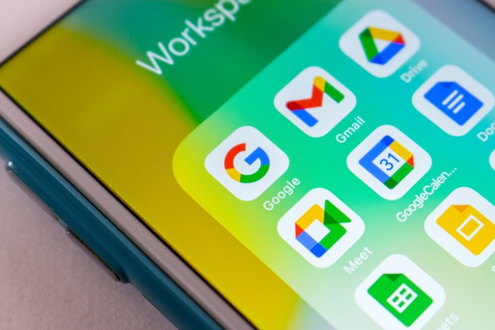 Apliki ikonojn por Google-servoj (YouTube, Gmail, Chrome, Duo, Meet, Google Podcasts) sur la ekrano de la inteligenta telefono.