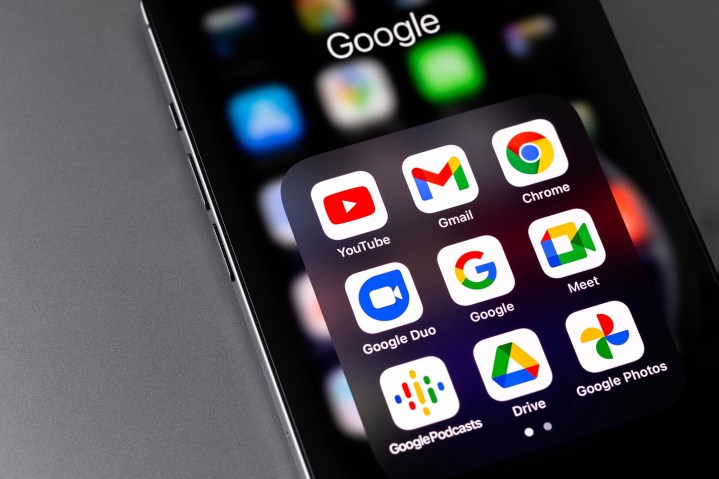 Aplicativo de ícones dos serviços do Google (YouTube, Gmail, Chrome, Duo, Meet, Google Podcasts) na tela do smartphone.