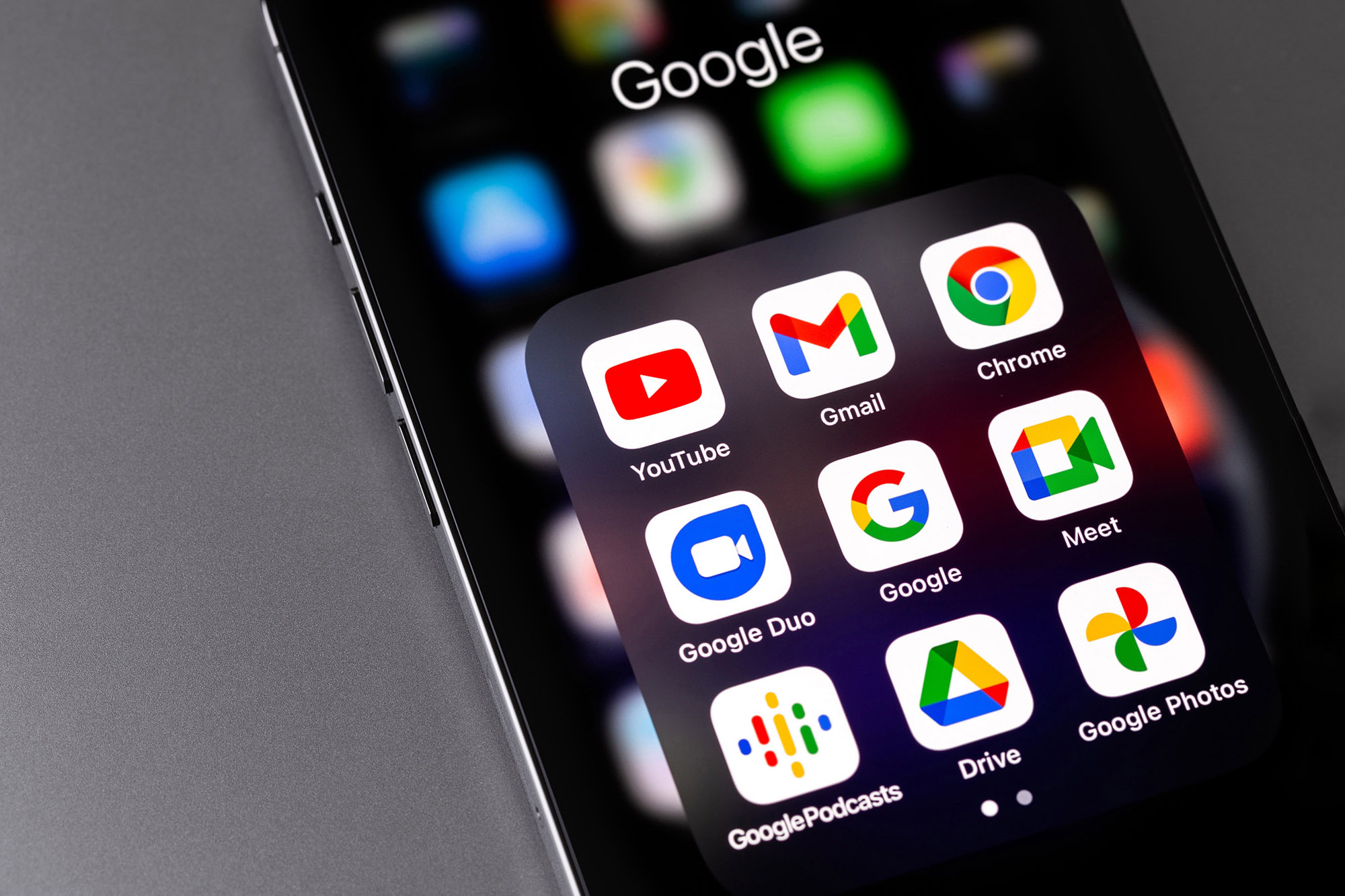 Aplicativo de ícones de serviços do Google (YouTube, Gmail, Chrome, Duo, Meet, Google Podcasts) na tela do smartphone.