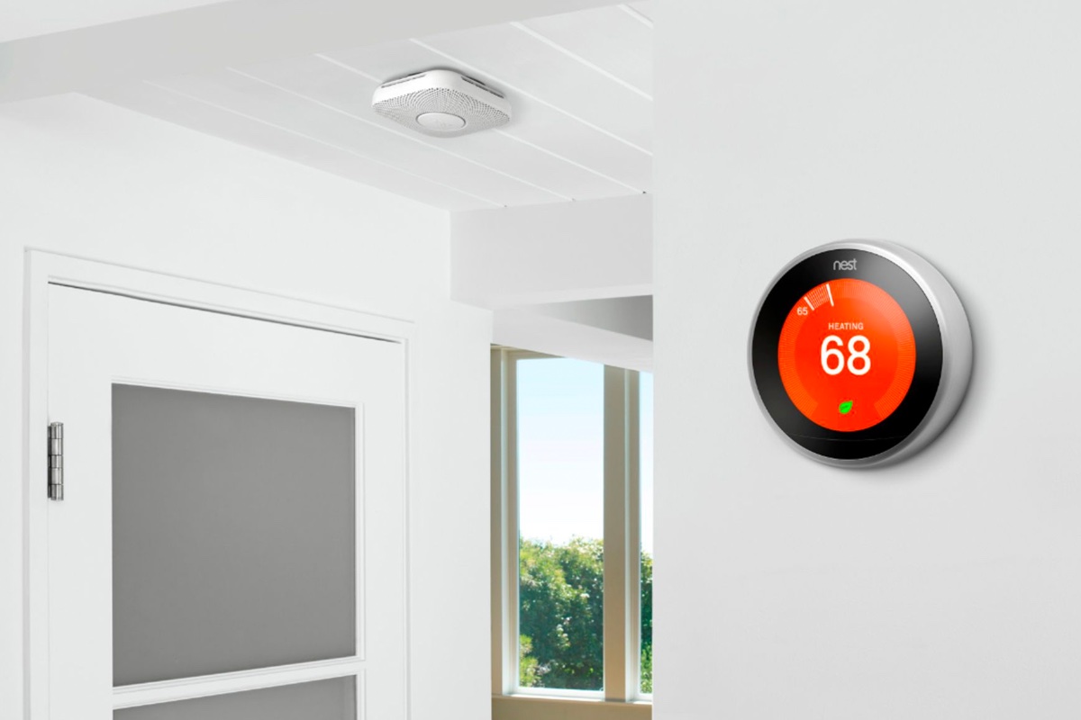 O Google Nest Learning Thermostat em aço inoxidável.