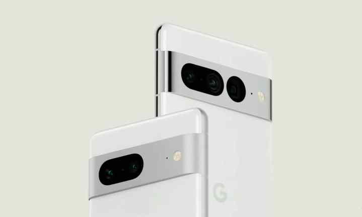 Rückseite des Google Pixel 7 und Pixel 7 Pro mit Kameraleiste.