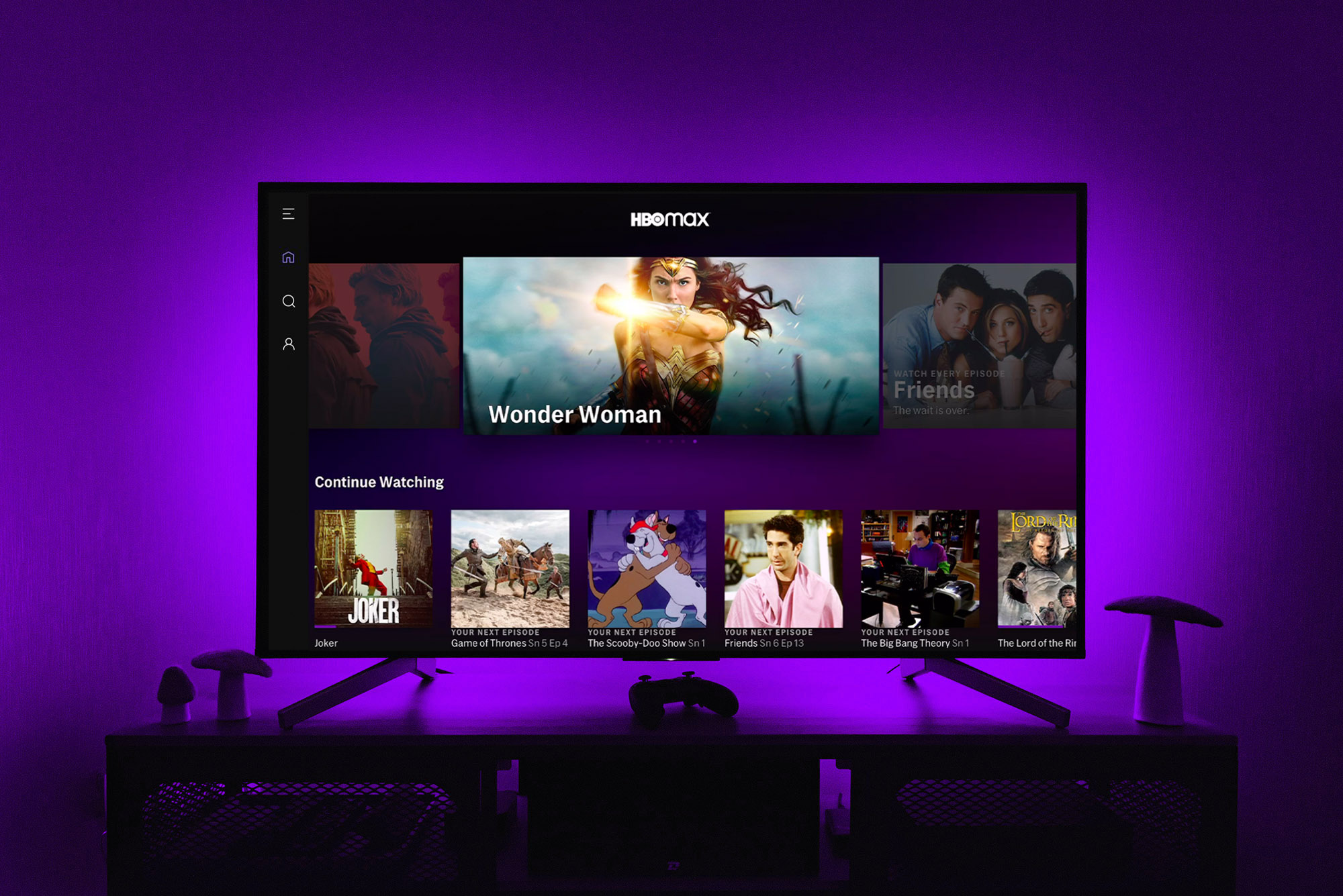 O aplicativo HBO Max em uma tela de TV enquanto luzes roxas iluminam a parede atrás.