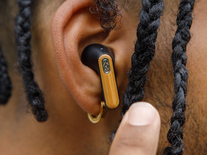 Um close-up dos novos fones de ouvido House of Marley Redemption ANC 2 True Wireless.