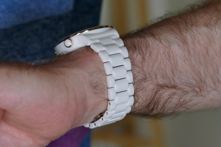 La Huawei Watch GT 3 Pro Ceramic portée au poignet d'un homme montrant le bracelet.