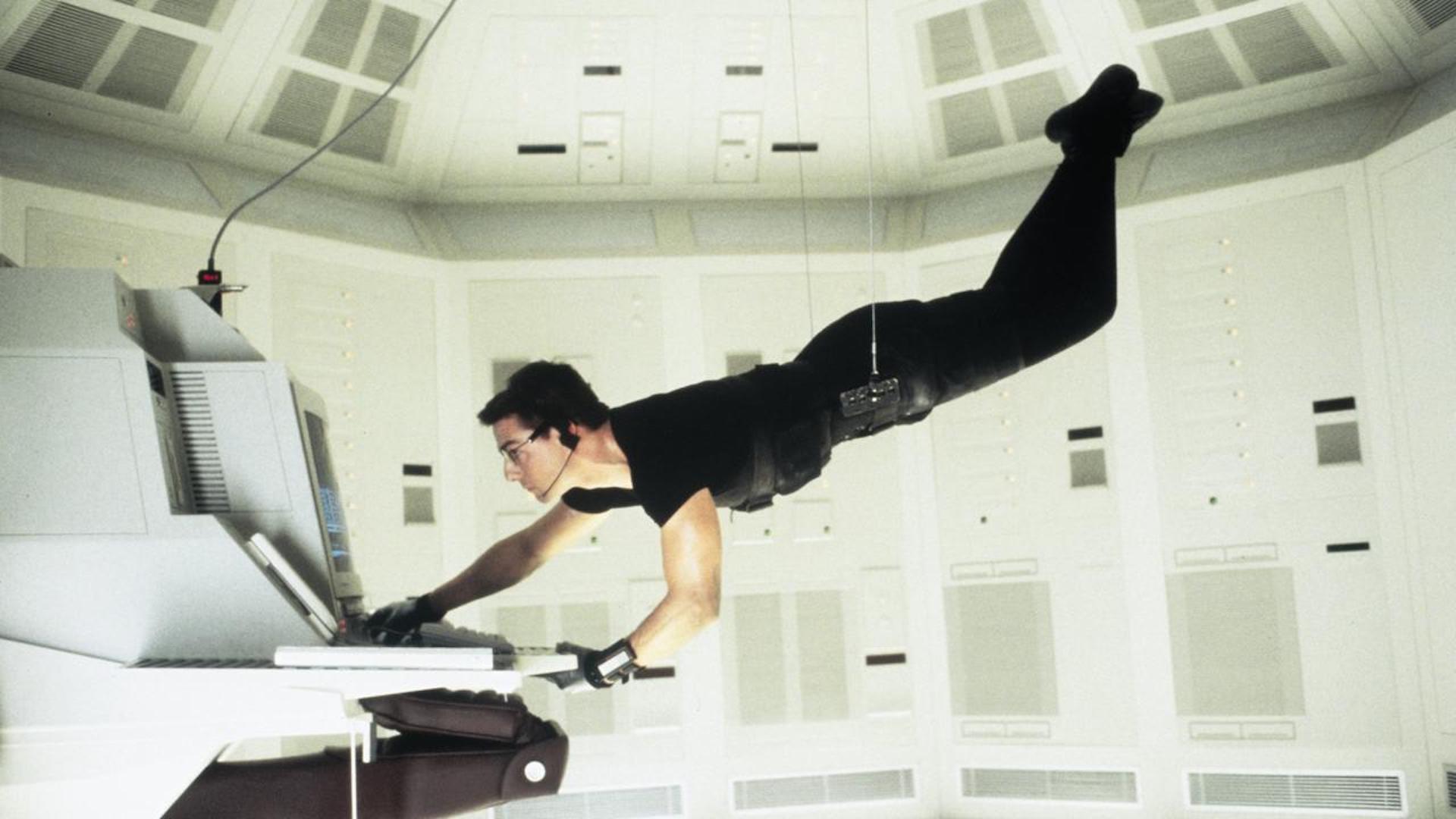 Tom Cruise protagoniza Missão: Impossível (1996).