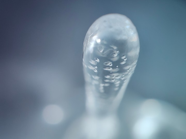 Vista macro di un ghiacciolo fotografato con la fotocamera del microscopio di Realme GT 2 Pro.