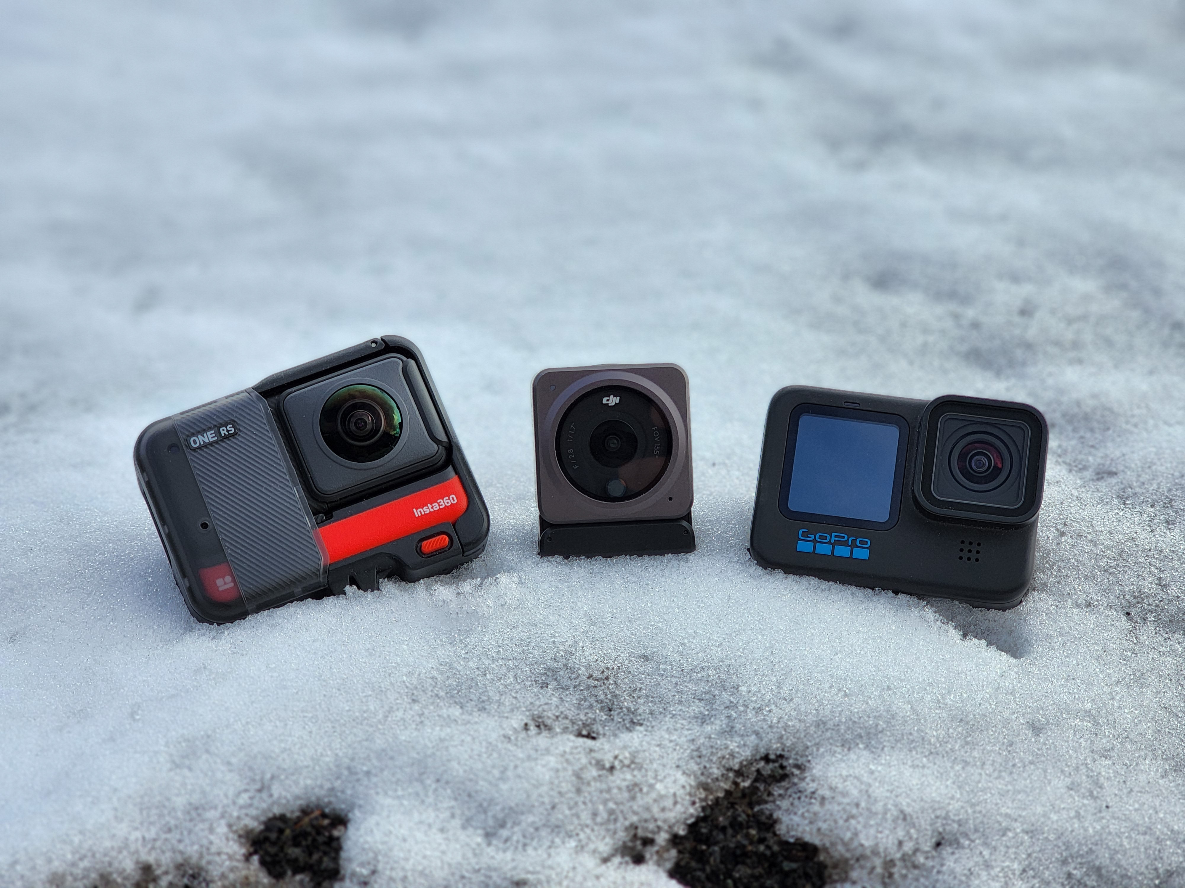 Insta360 One RS با لنز اصلاح شده 360، DJI Action 2 و GoPro Hero 10 Black در یک برف بانک.