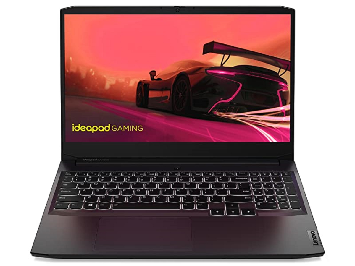 لپ تاپ گیمینگ Lenovo IdeaPad 3 با یک بازی مسابقه ای نمایش داده شده است.