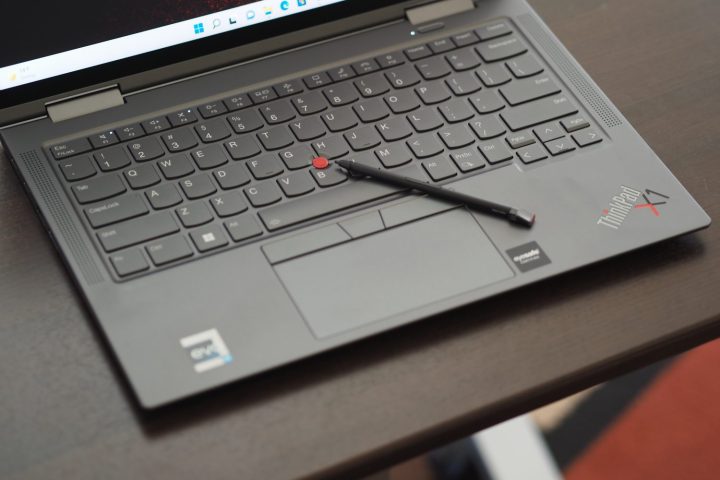 Lenovo ThinkPad X1 Yoga Gen 7 vista dall'alto verso il basso che mostra tastiera, touchpad e penna.