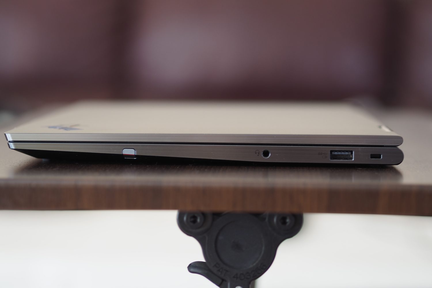 Visão lateral direita do Lenovo ThinkPad X1 Yoga Gen 7 mostrando as portas.