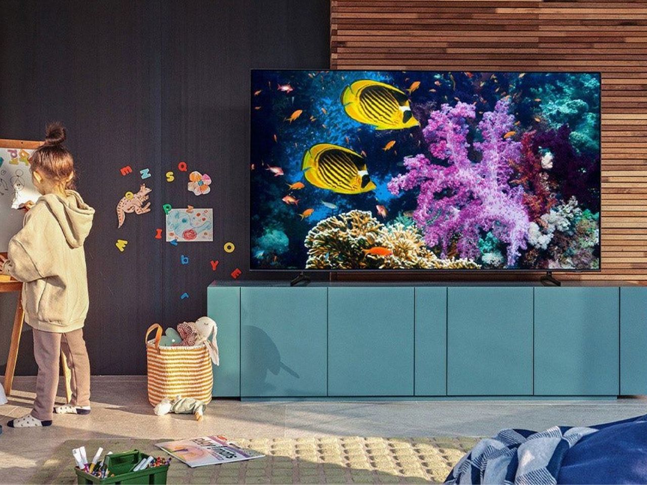 A Smart TV Samsung Q60A 4K em uma sala.