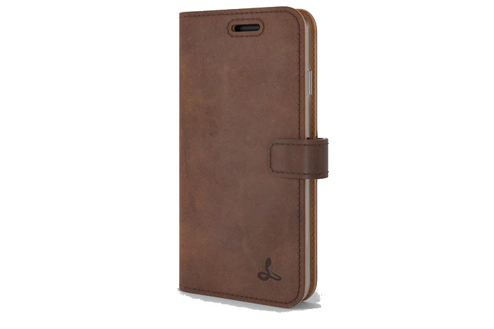Snakehive vintage leather wallet in chestnut brown on an iPhone SE (2022) with magnetic clasp.