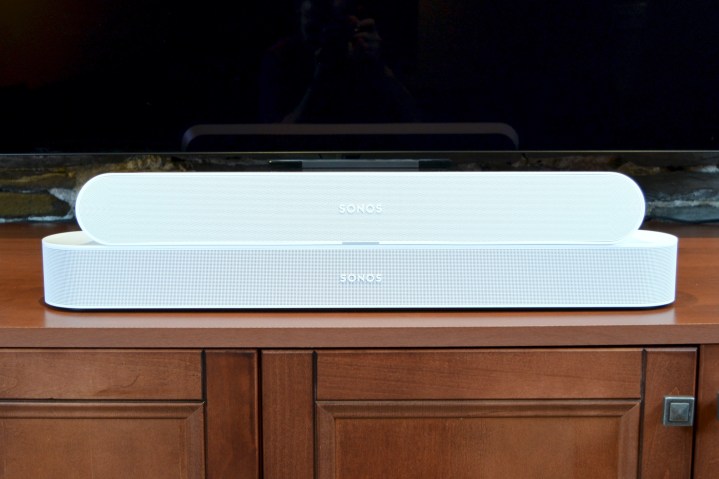 Вид спереди на Sonos Ray, установленный поверх Sonos Beam Gen 2.