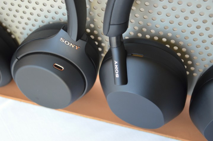 Tampilan close-up penutup telinga pada Sony WH-1000XM4 dan WH-1000XM5.
