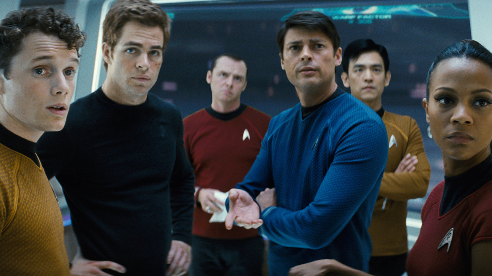 A tripulação da Enterprise olha para a câmera no filme Star Trek de 2009.