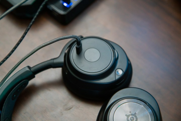 Cavo USB che fuoriesce dall'auricolare Arctis Nova Pro.