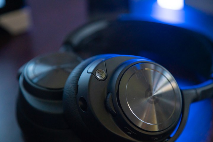 Microfono SteelSeries Arctis Nova Pro retratto nel padiglione.