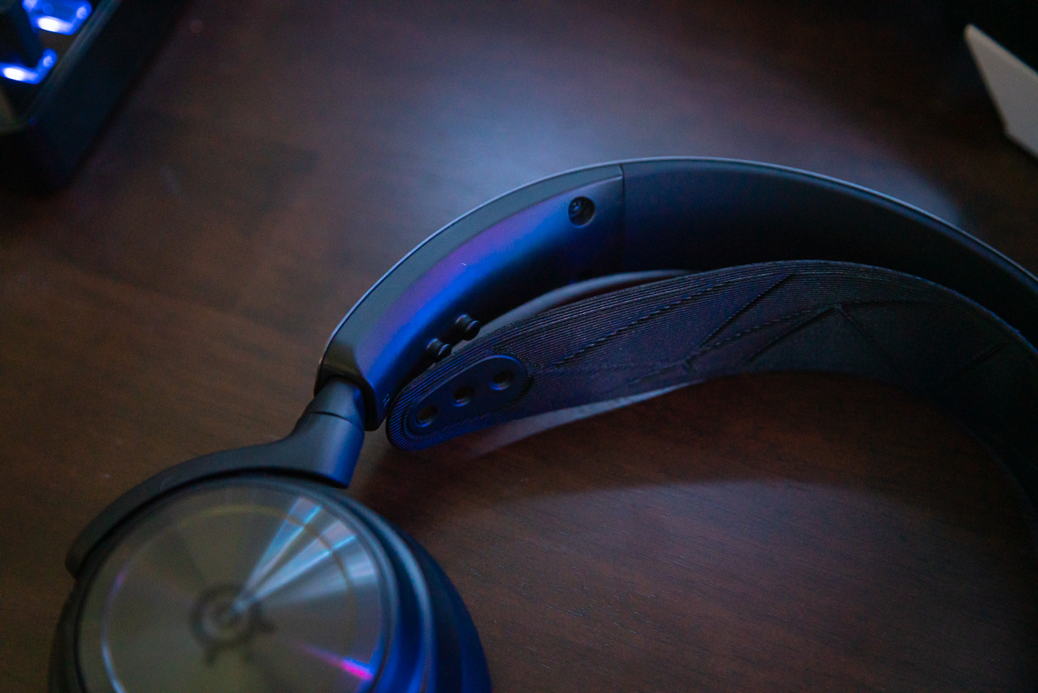 Faixa de cabeça ajustável no fone de ouvido SteelSeries Arctis Nova Pro.