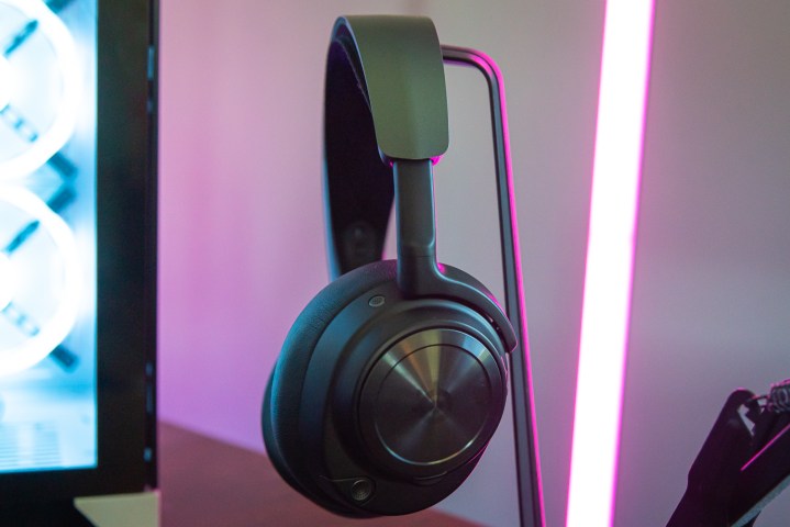 Cuffie Steelseries Arctis Nova Pro su un supporto.