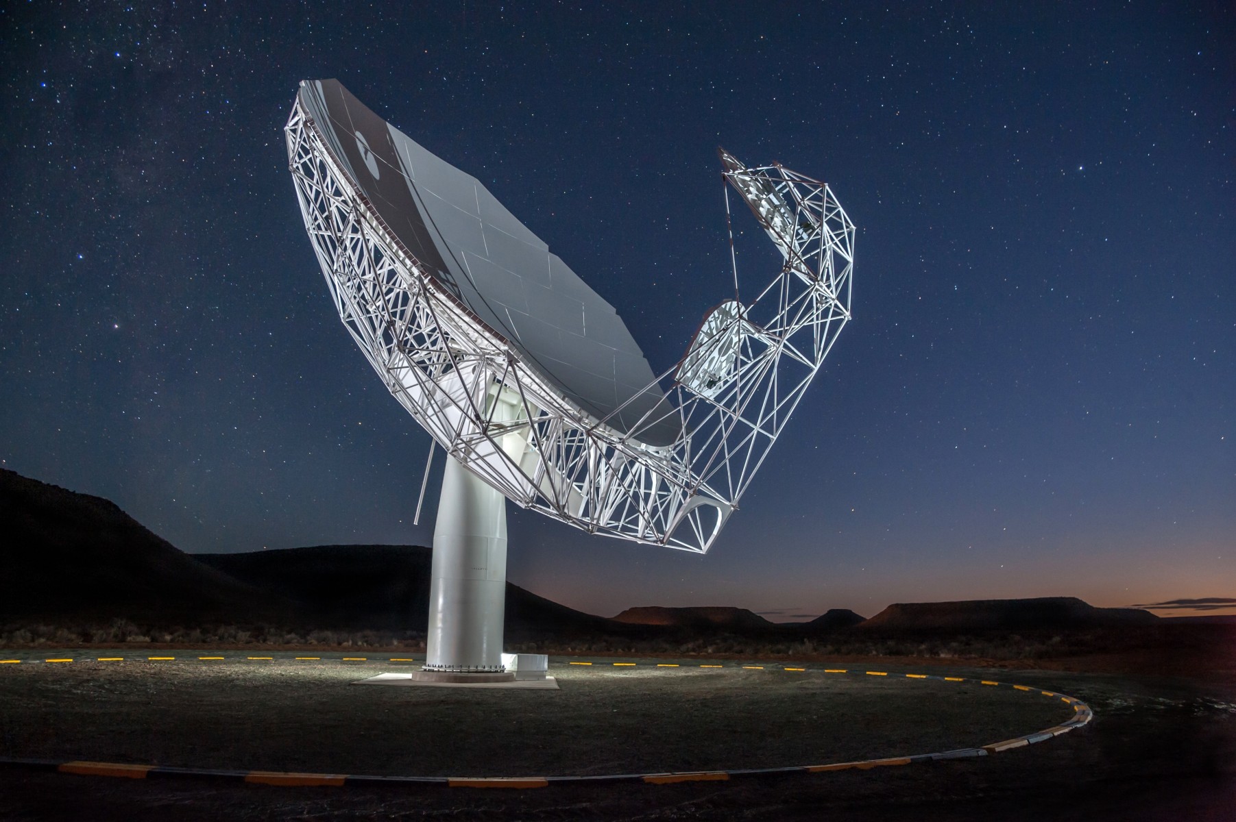 Linking antennae to see the radio universe on a grand scale